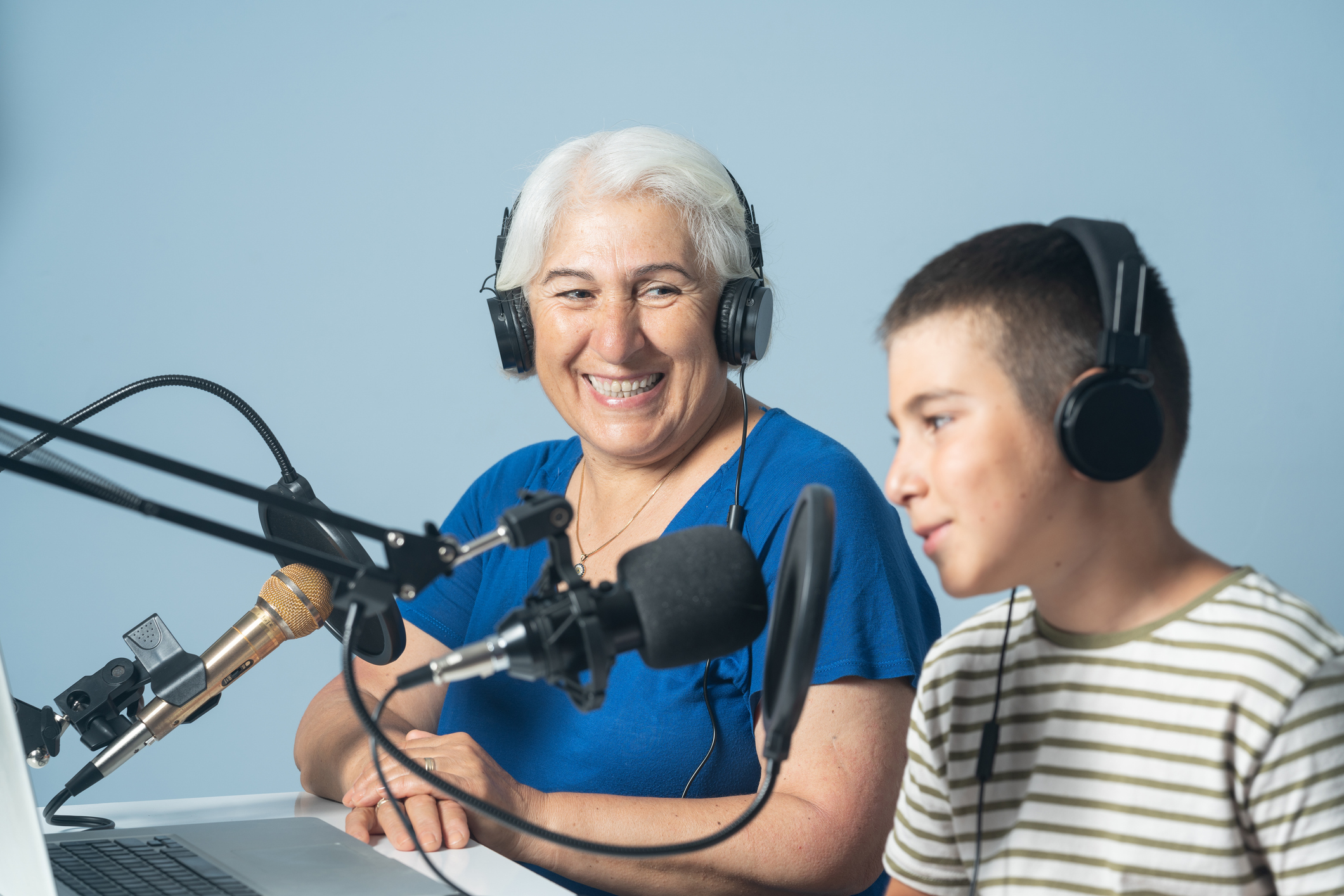 Des personnes devant des micros