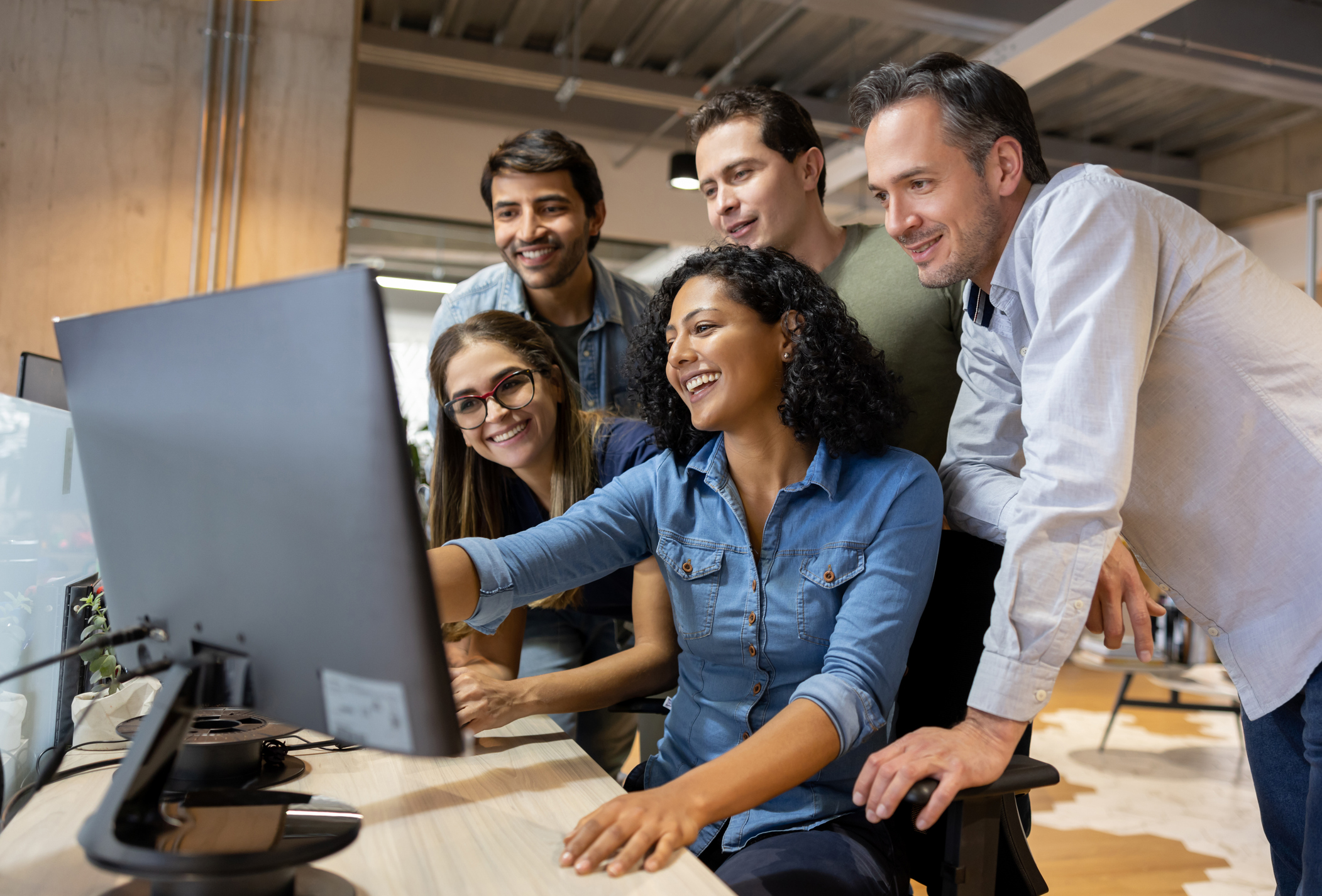 Groupe de personnes travaillant ensemble sur des ordinateurs portables